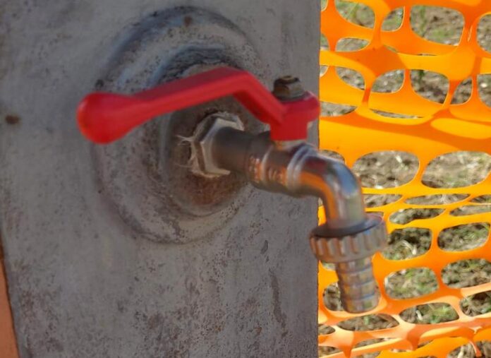 rubinetto fontana acqua