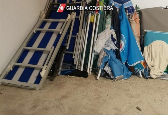 Parghelia ombrelloni sdraio sequestro