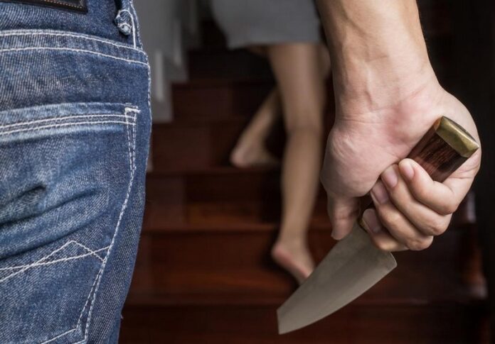 aggressione coltello donna