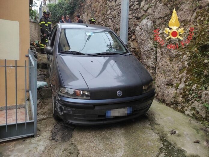 auto incastrata vicolo