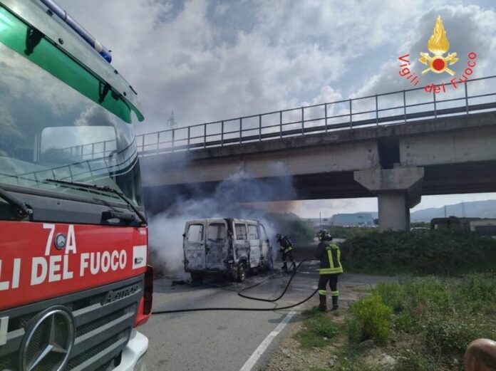 furgone incendio lamezia