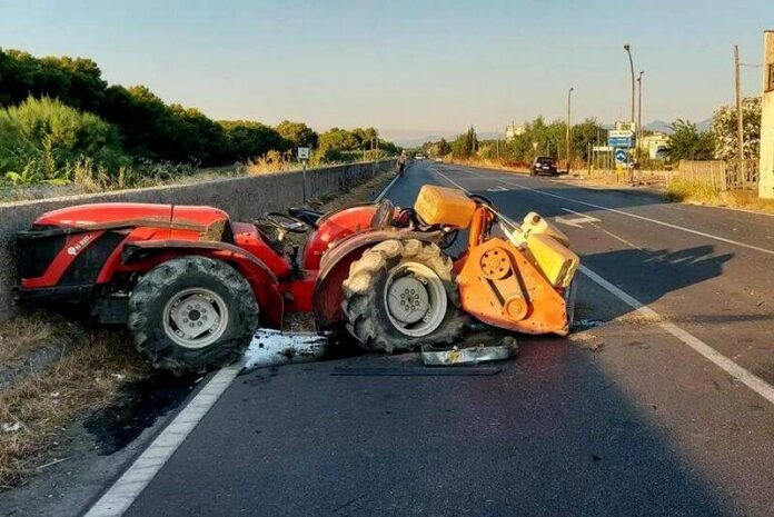trattore incidente ss106