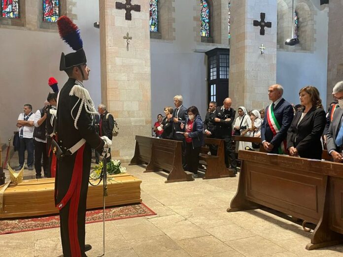 cerimonia cattedrale feretro nolè