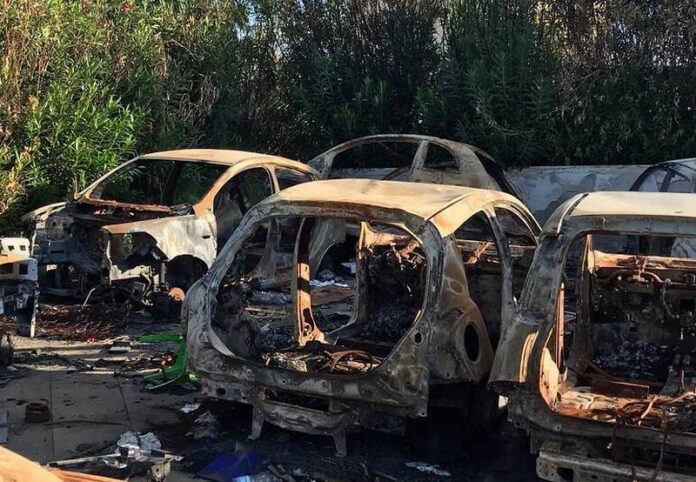 carcasse auto bruciate