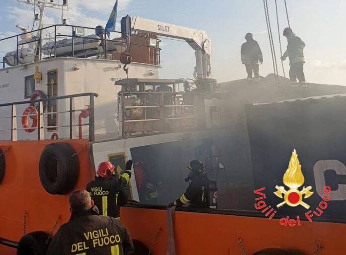 esplosione crotone porto