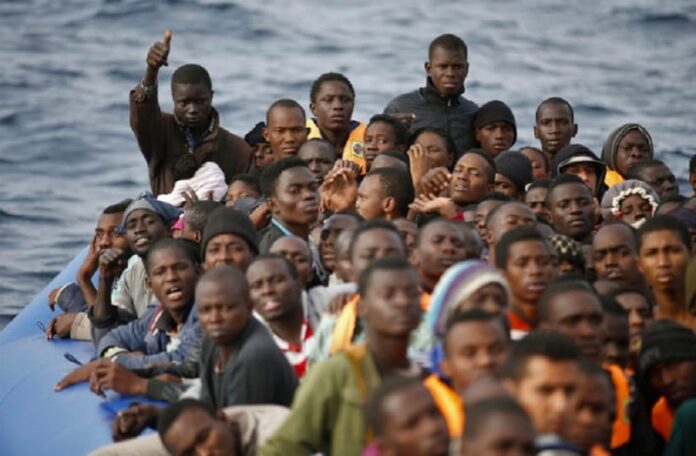 migranti sul barcone