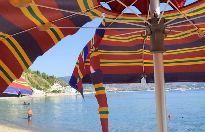 ombrelloni squarciati soverato