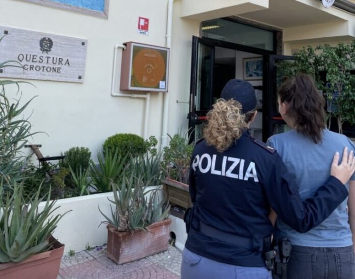 questura crotone aggressione donna