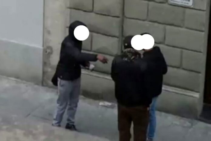 arresto spacciatore scuola