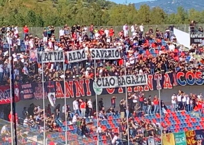 striscione tifosi cosenza vittime catanzaro