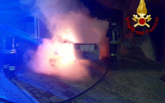 scoppia bombola di gas auto