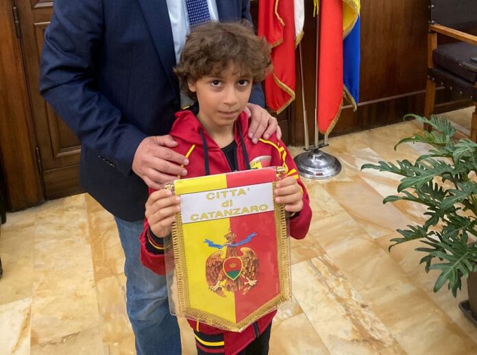 bimbo colpito pietra partita calcio