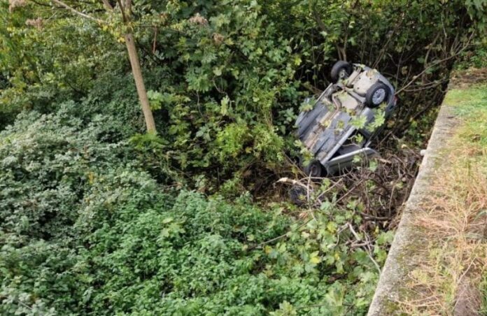 incidente stradale cosenza auto in scarpata
