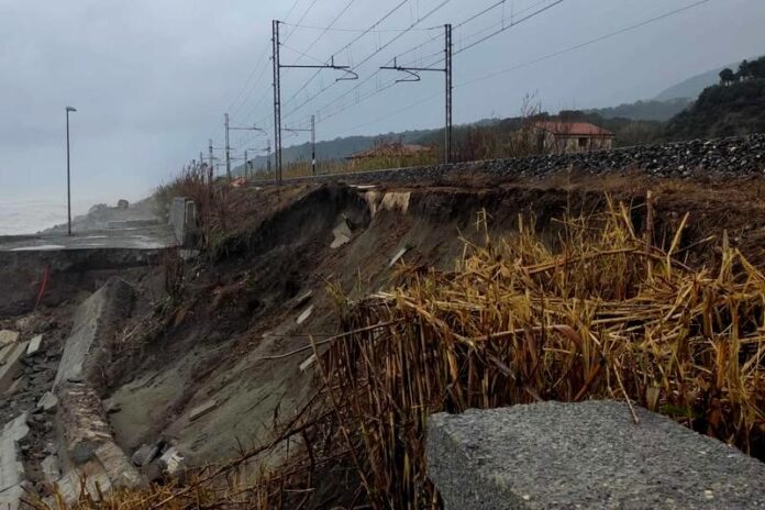 mareggiata linea ferroviaria paola