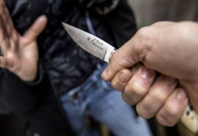 minacce coltello accoltellamento