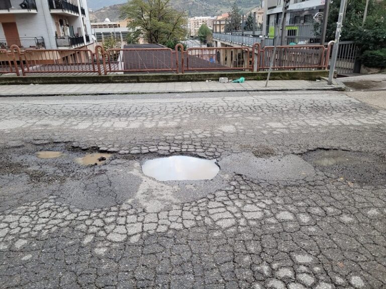 Manutenzione strade: pessima a Cosenza, città piena di buche