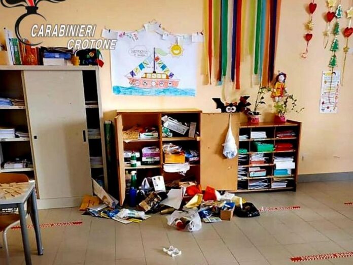 aula vandalizzata crotone