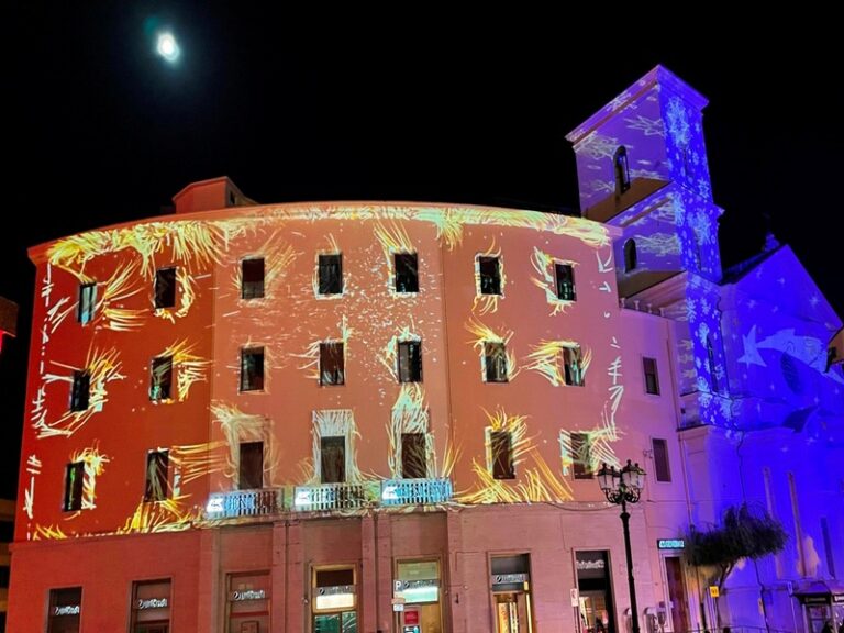 Si accende il Natale a Catanzaro: suggestiva illuminazione sui monumenti della città