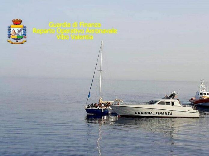 migranti barca a vela vibo