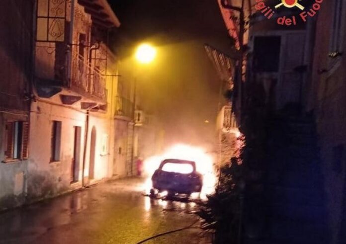 auto in fiamme cortale