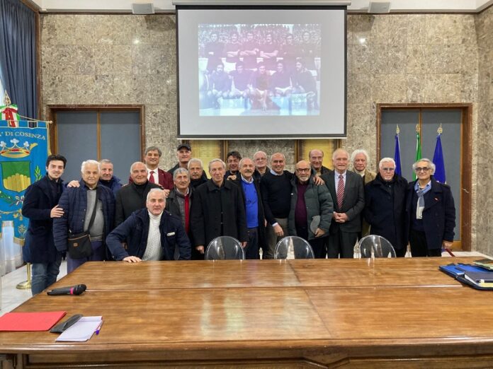 il Sindaco Franz Caruso con le vecchie glorie della Morrone