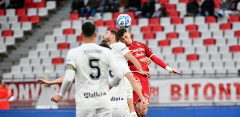 Rispoli risponde ad Esposito, poi Cheddira chiude il match. Bari – Cosenza 2-1