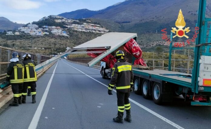 camion ponte telone vento