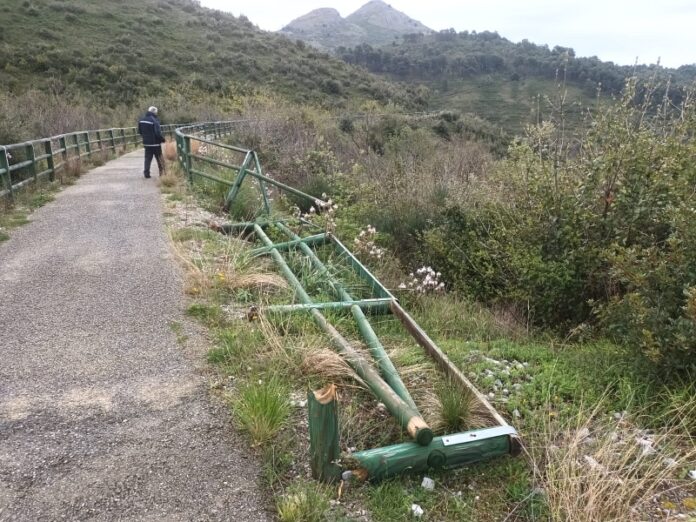 atto vandalico pista ciclabile