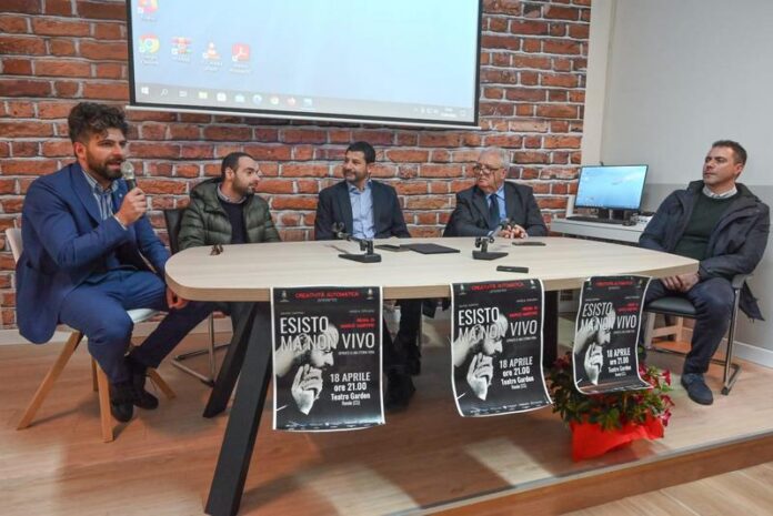 Esisto ma non vico conferenza stampa