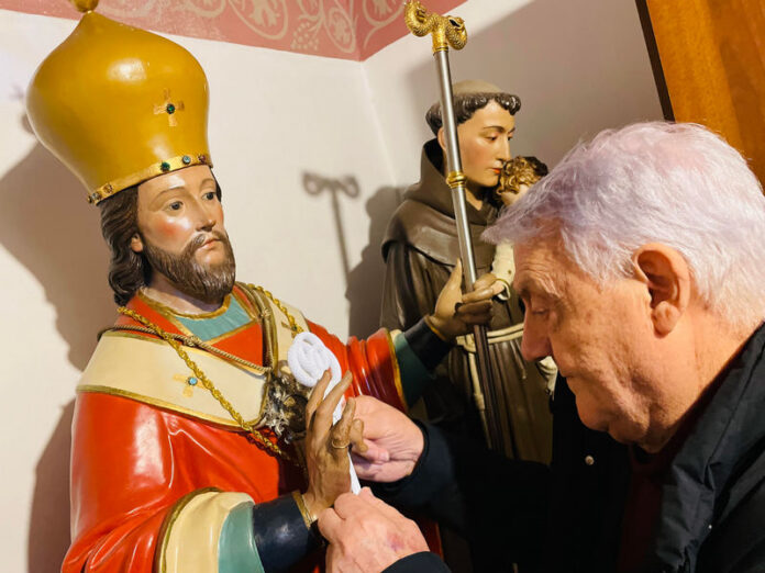il maestro orafo Gerardo Sacco prende le misure per la Chiave della Città a Sant'Atanasio