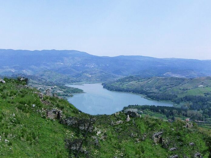 lago angitola a forma di Calabria