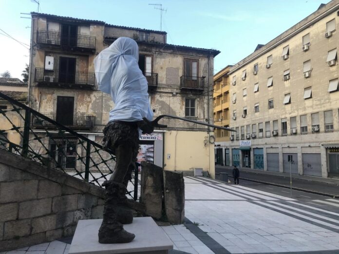 statua danneggiata Cosenza