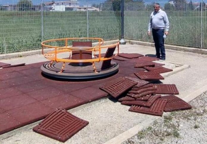 parco giochi vandalizzato cassano
