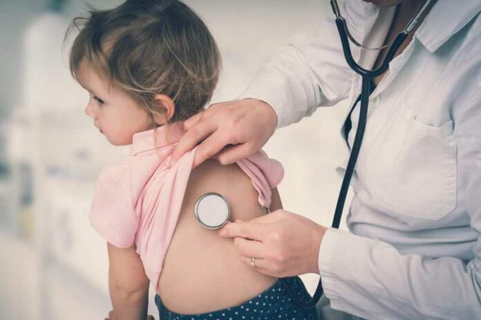 pediatra visita bambina