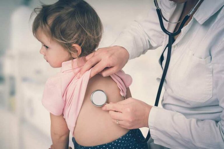 pediatra visita bambina