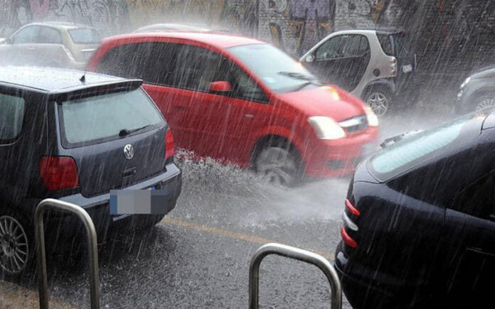 pioggia auto strada