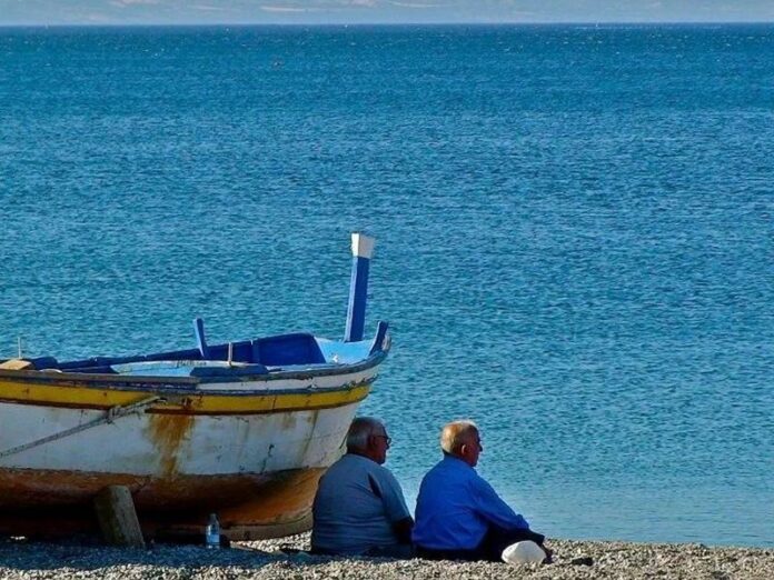 anziani spiaggia mare Schiavonea