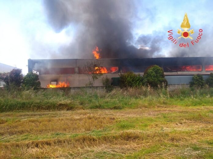 incendio deposito mobili