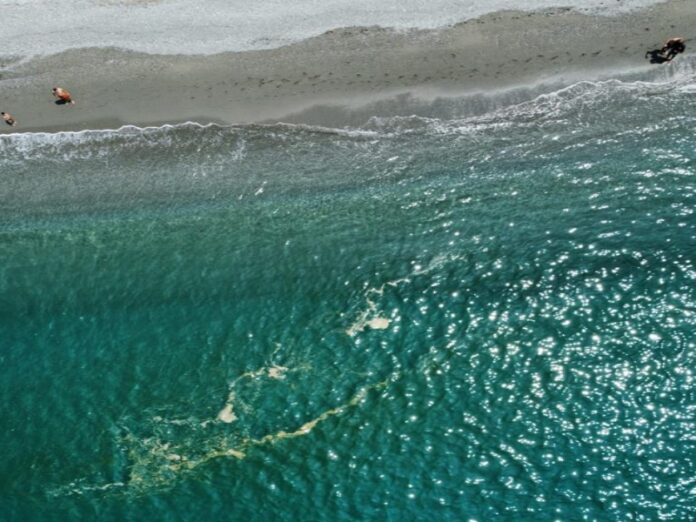 mare sporco tirreno