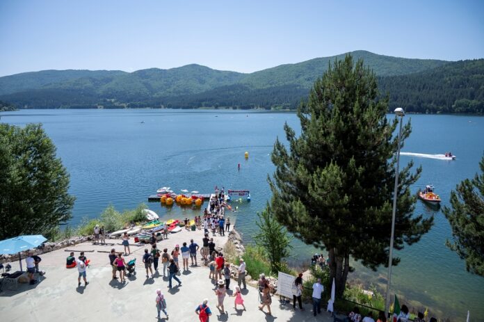 nuoto lago lorica