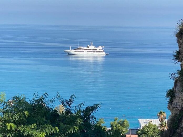tropea mega yacht