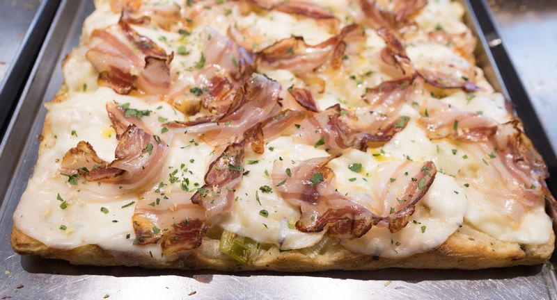 Teglia con caciocavallo, cipolla di Castrovillari, pancetta di suino nero e limone