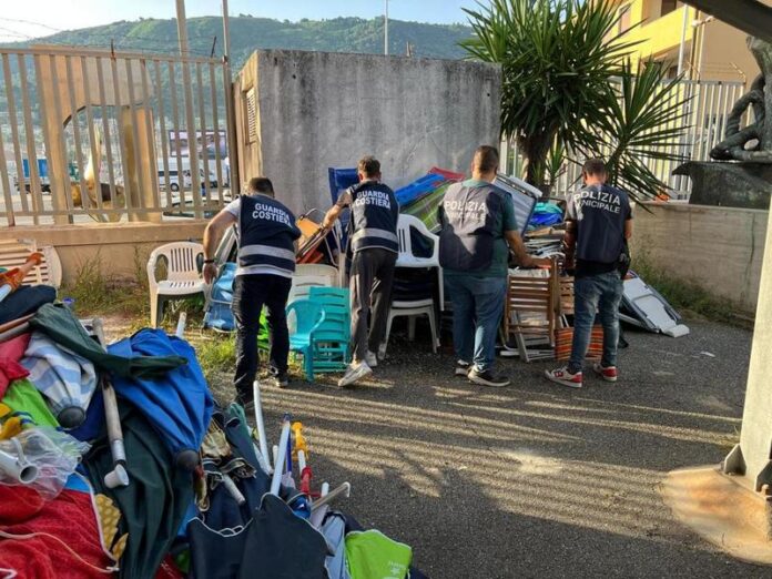 ombrelloni abusivi spiaggia Vibo