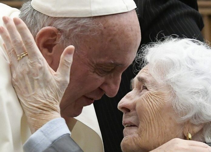 papa francesco anziana