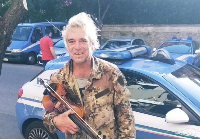 poliziotti donano violino