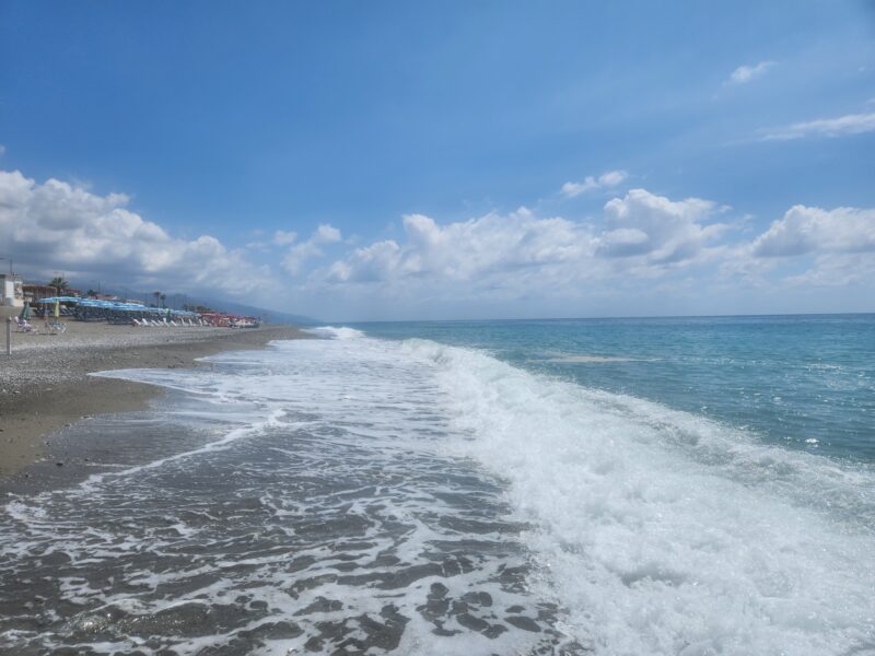 Spiaggia Paola mare sporco