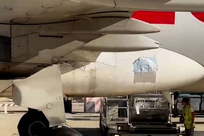 Aereo rattoppato con nastro adesivo