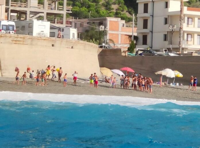 bagnanti spiaggia bagnara calabra