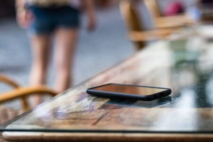 cellulare tavolo ristorante