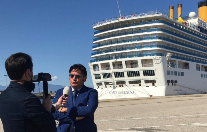 distributore carburante chiuso porto corigliano rossano